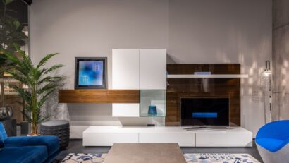 Een stijlvolle woonkamer met verschillende stijlen TV-meubels, waaronder een zwevend model en een dressoir, perfect voor elk interieur.