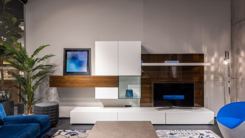 Een stijlvolle woonkamer met verschillende stijlen TV-meubels, waaronder een zwevend model en een dressoir, perfect voor elk interieur.